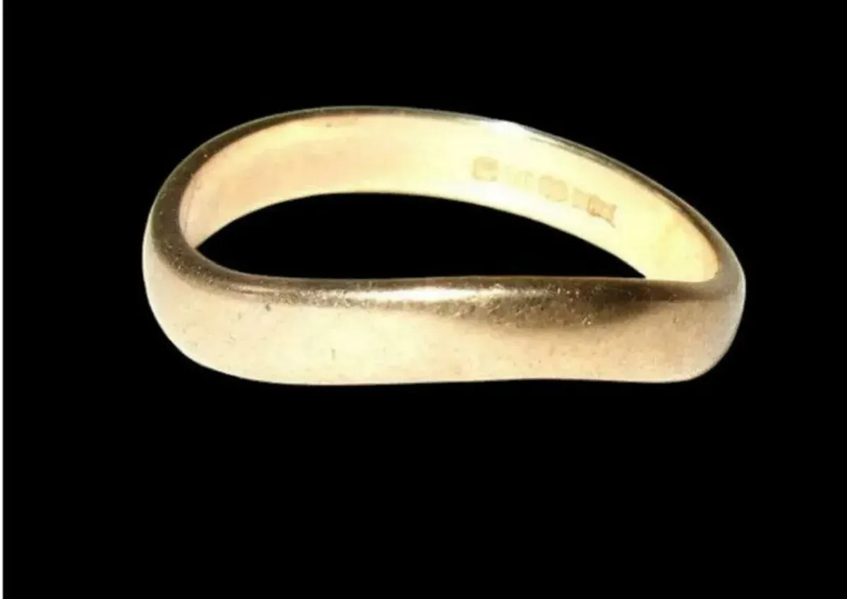 Vintage Hallmarked 9ct Gold 'Wave' Ring - Image 1