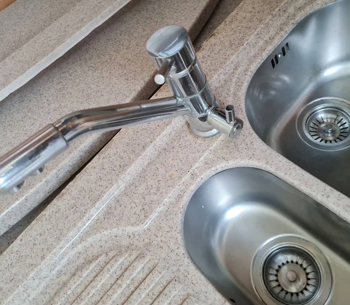 Franke sink and taps set in granite worktop - Image 2