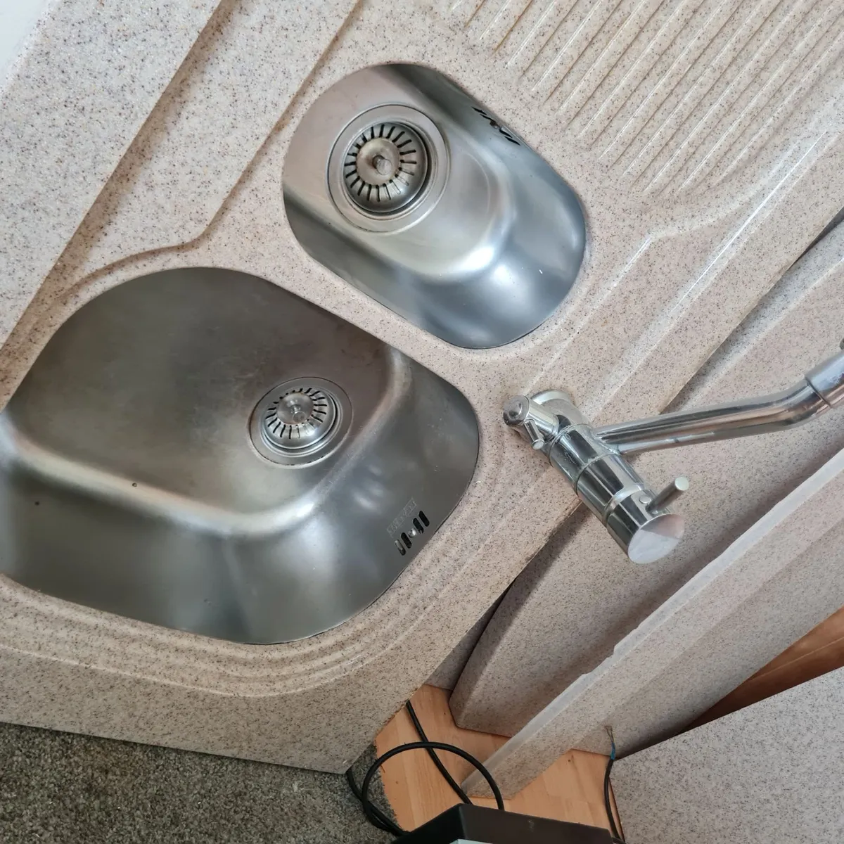 Franke sink and taps set in granite worktop - Image 3