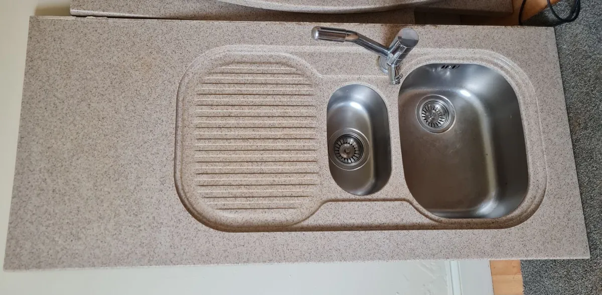 Franke sink and taps set in granite worktop - Image 4