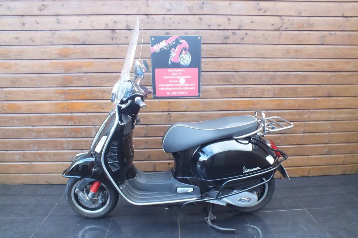 2020 Piaggio Vespa GTS 125 (As New , Low Miles) - Image 2