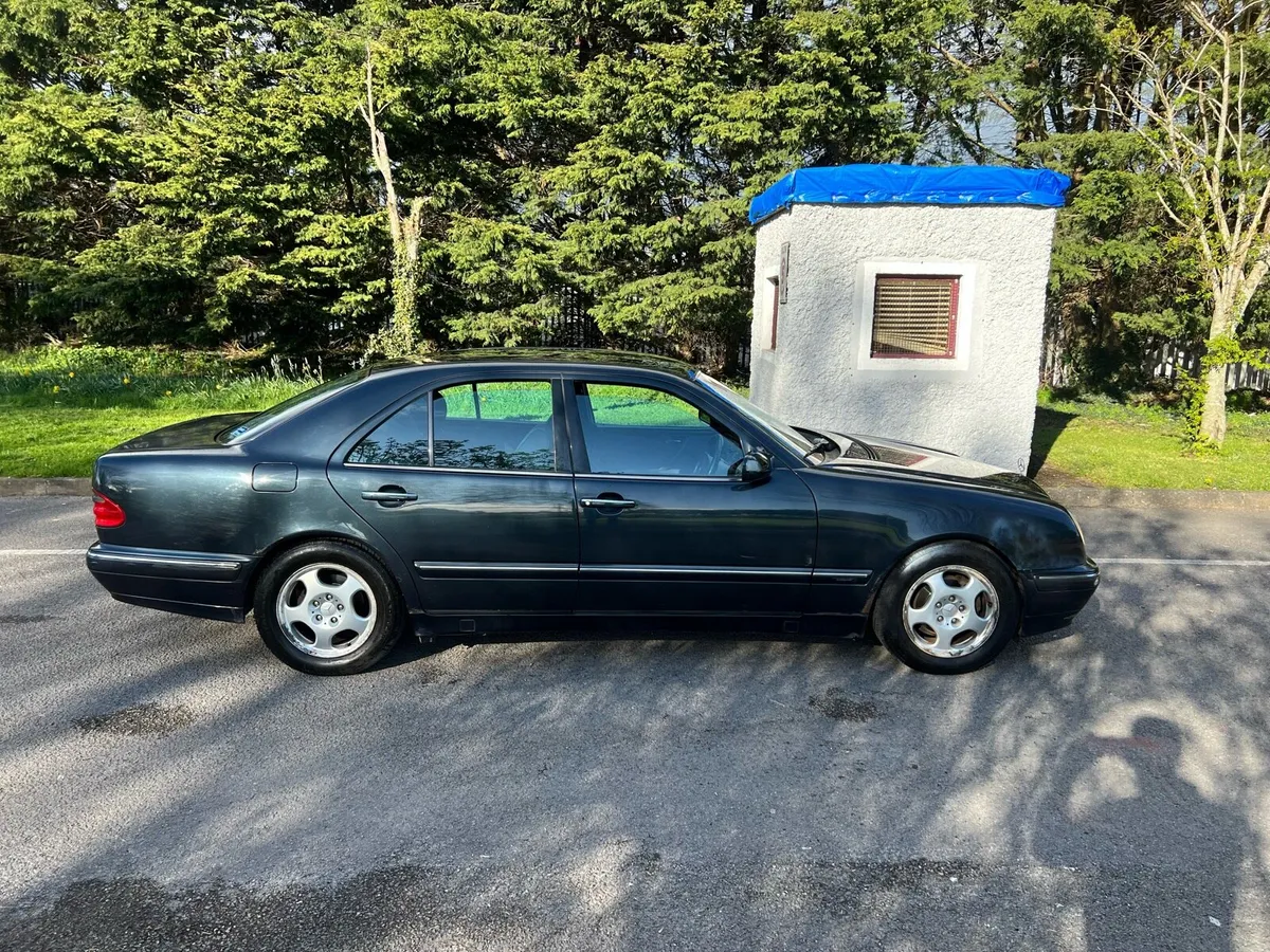 2000 Mercedes E240 petrol - Image 4