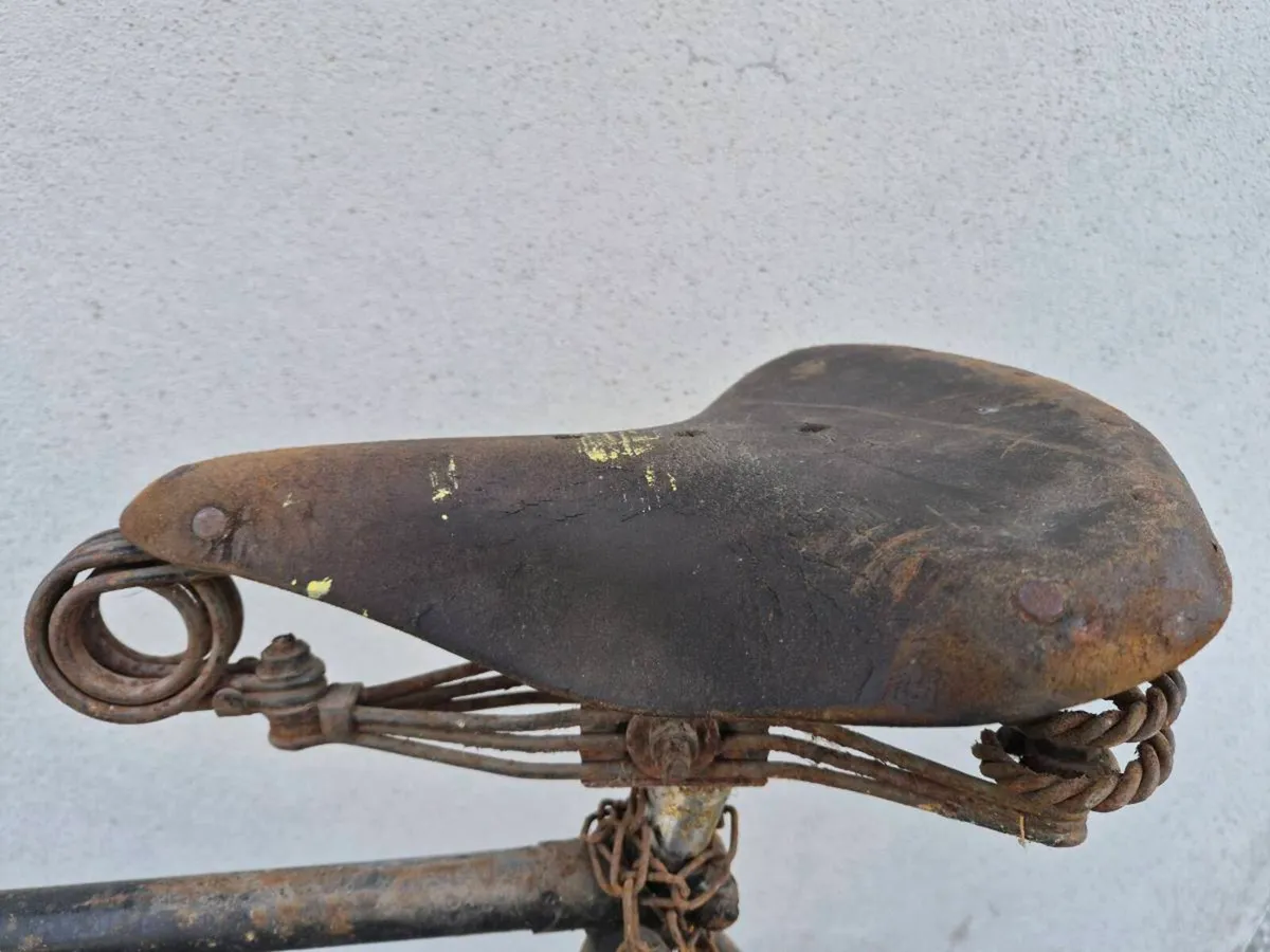 Vintage triumph cycle - Image 3