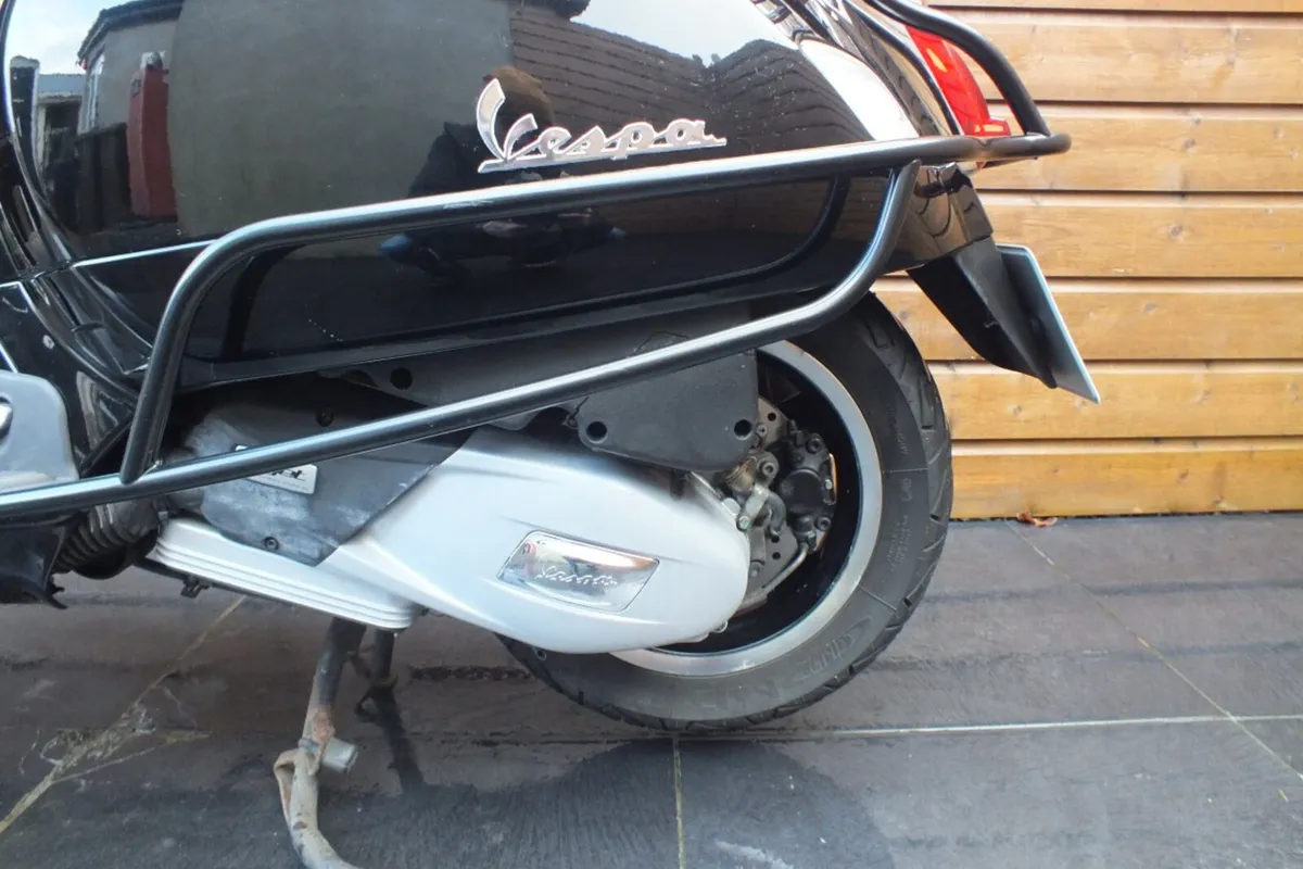 2020 Piaggio Vespa GTS 125 (As New , Low Miles) - Image 4