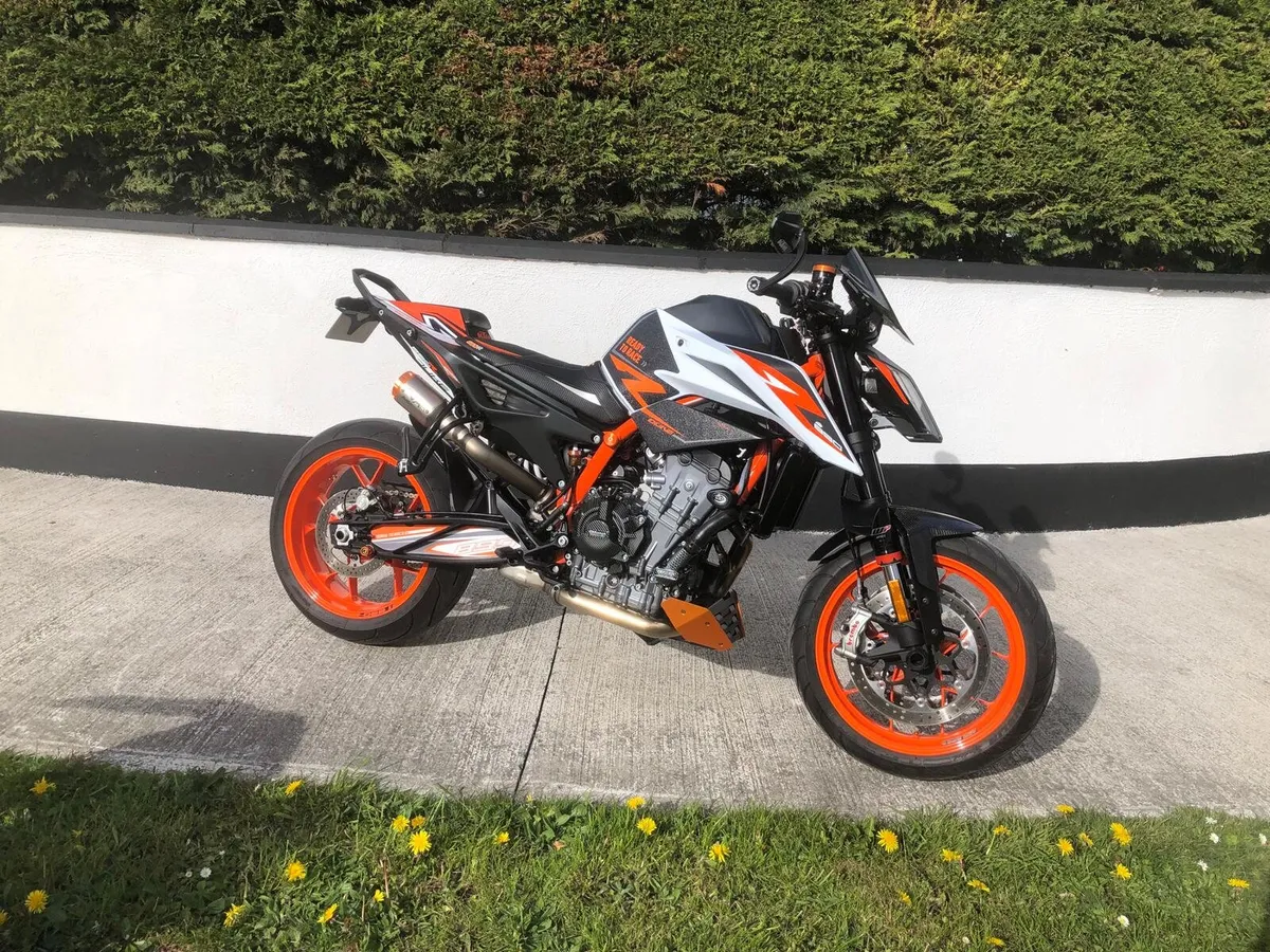 KTM Superduke  890 R MODEL - Image 2
