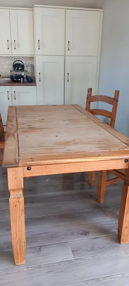 Dining table and 6 chairs - Image 1