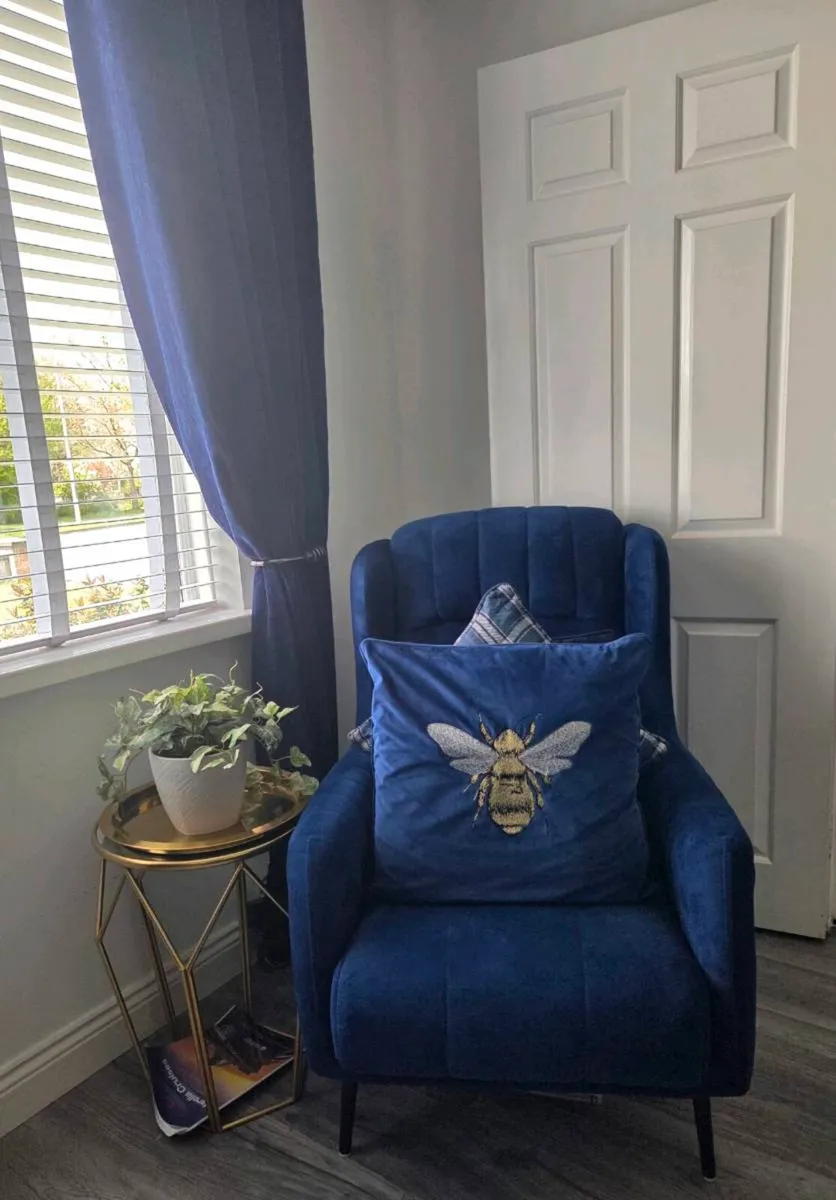 Accent chair - Image 1