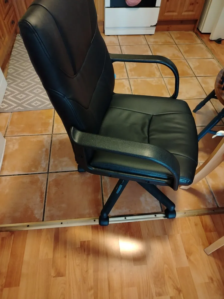 Office chair - Image 1