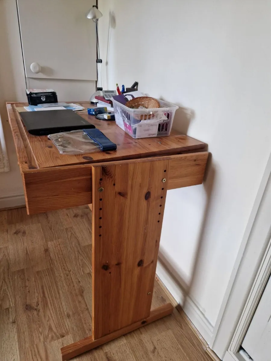 Desk -ideal workspace for bedroom or home office - Image 1