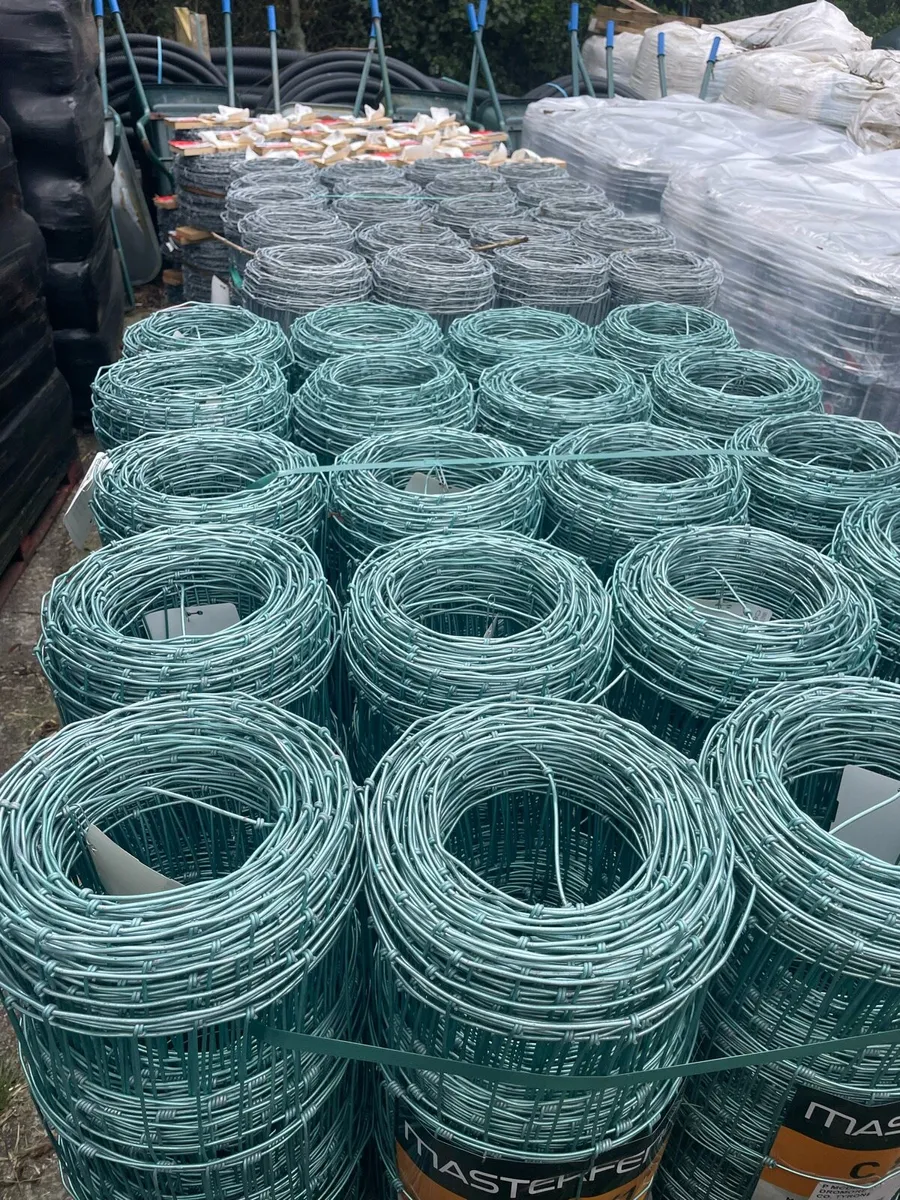 Fencing posts and wire - Image 3
