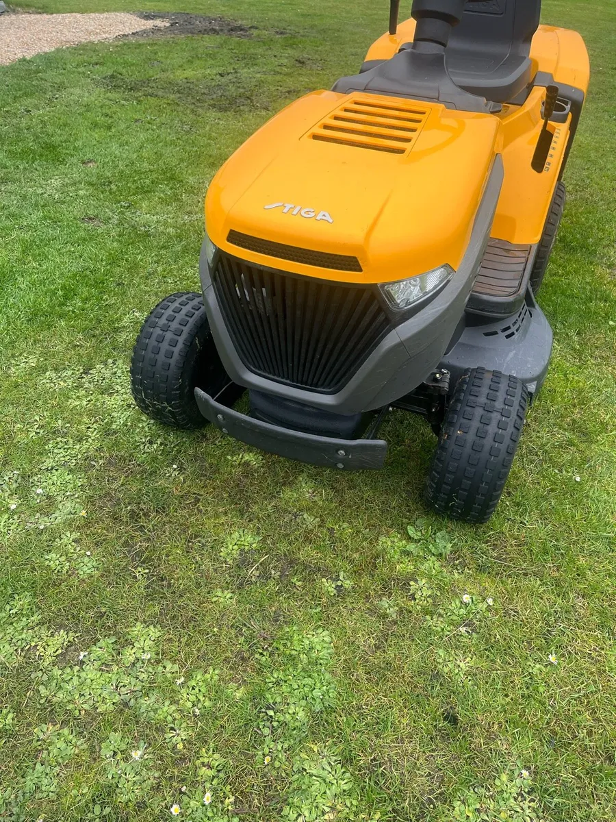 Ride on lawnmower - Image 1