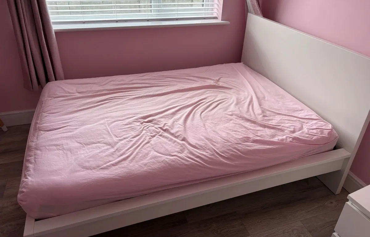 Bed - Image 1