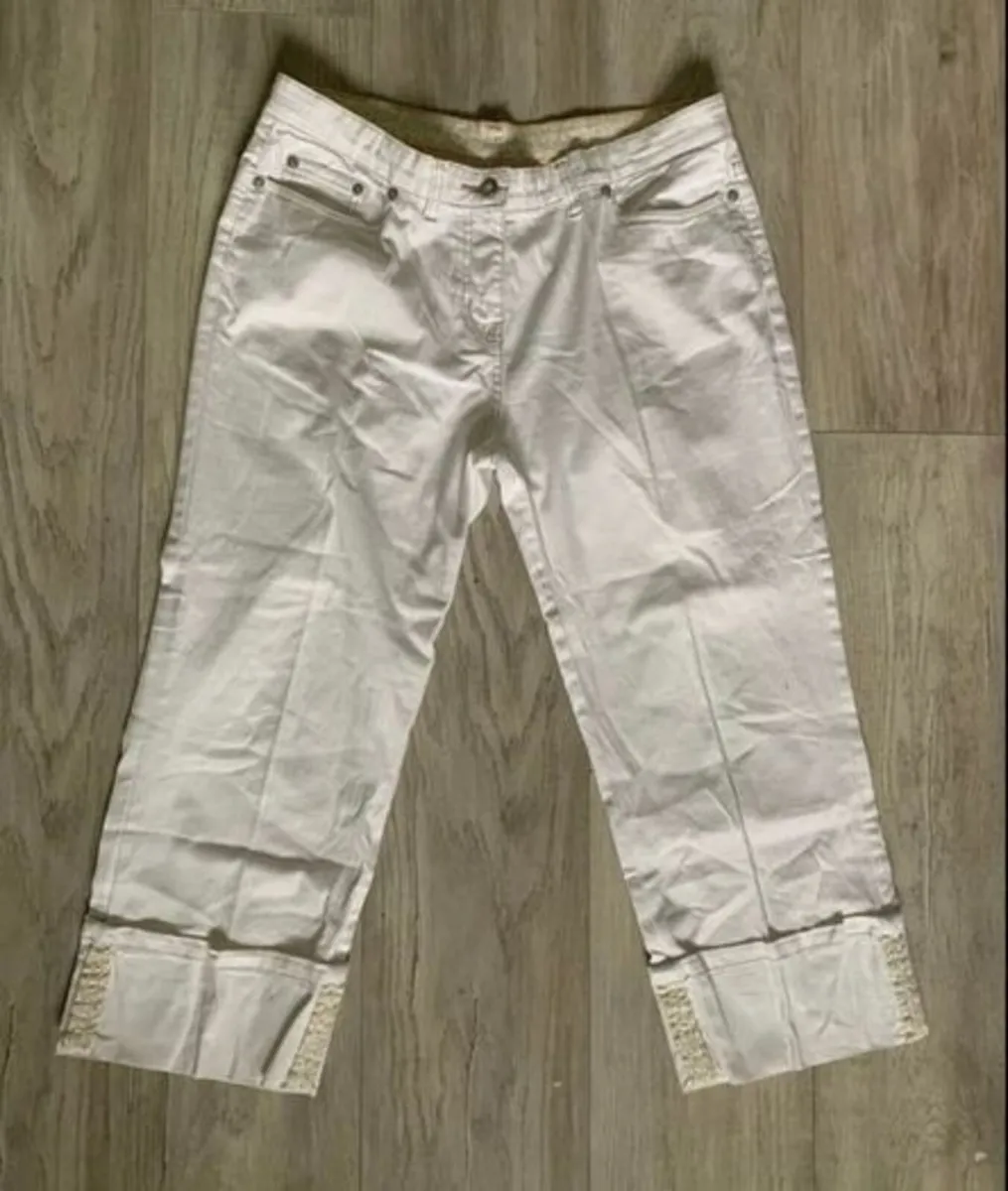 Ladies White Half Length Trousers: Size 16  Ex con
