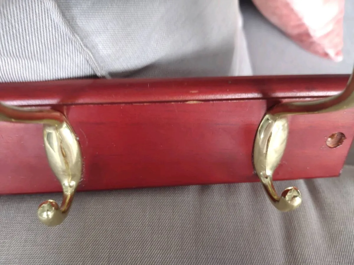 Mahog board 4 hangers - Image 2