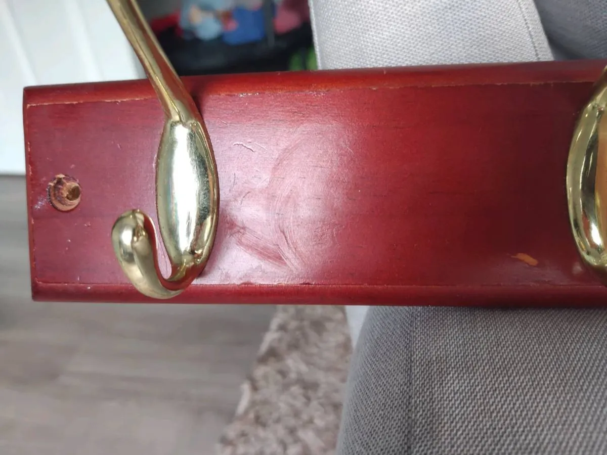 Mahog board 4 hangers - Image 1