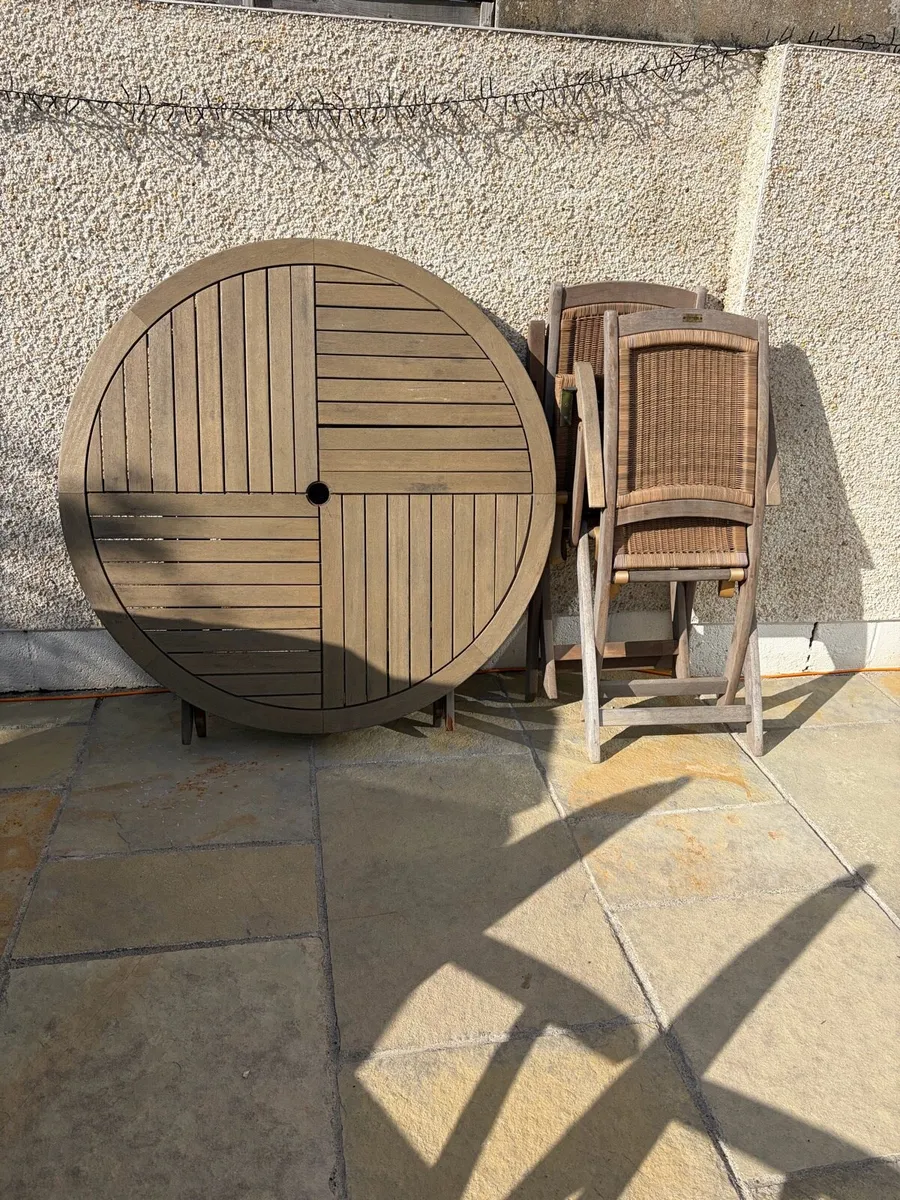 Outdoor Hardwood circular table & 6 chairs. - Image 4