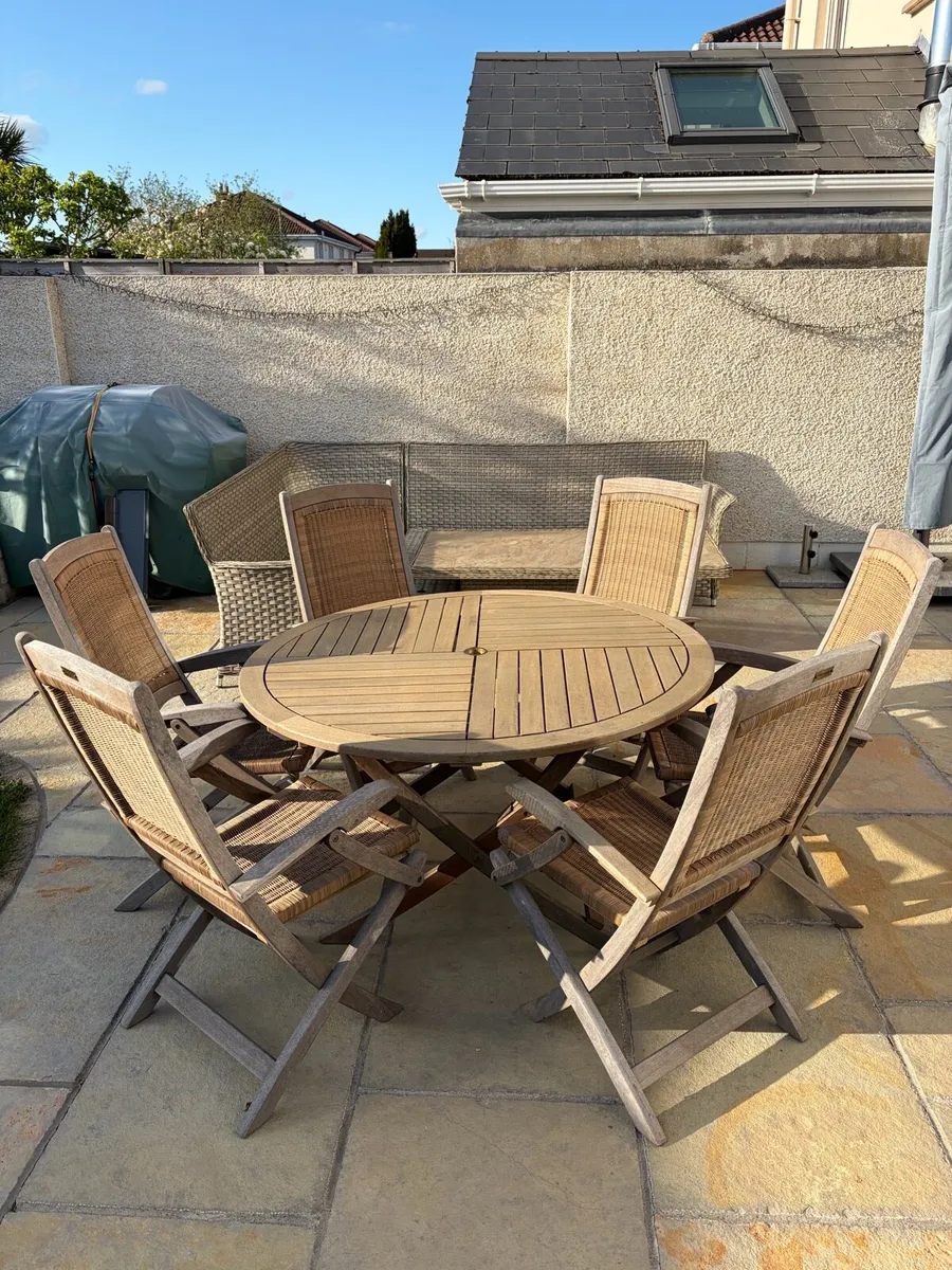 Outdoor Hardwood circular table & 6 chairs. - Image 2