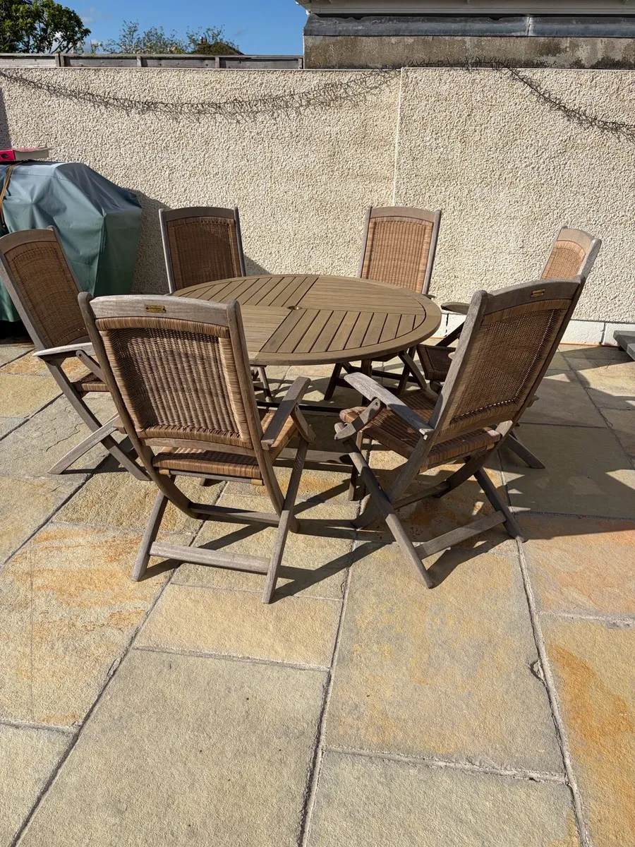 Outdoor Hardwood circular table & 6 chairs. - Image 3