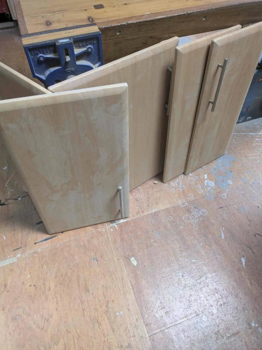 Cabinet doors and adjustable feet - Image 1