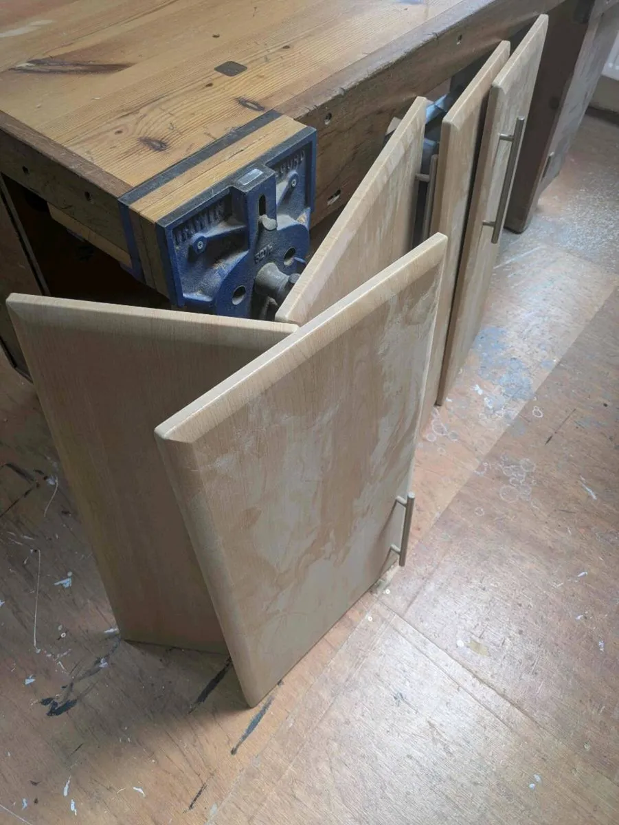 Cabinet doors and adjustable feet - Image 3