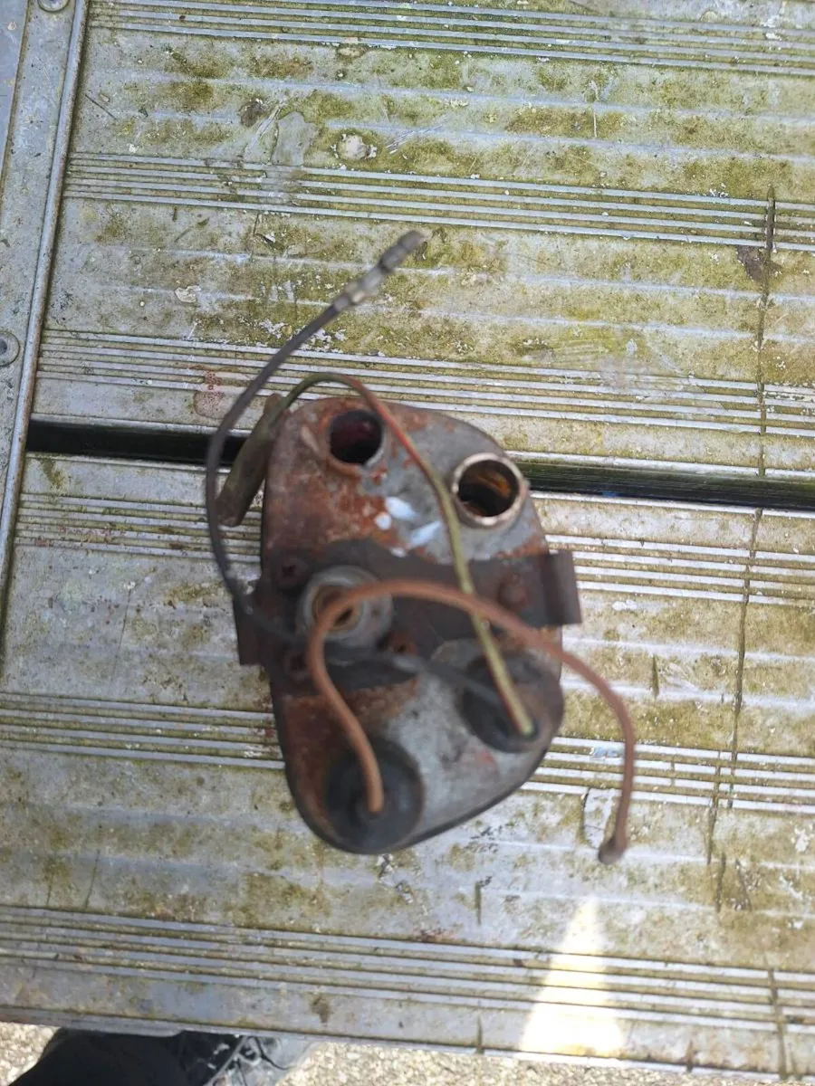 Honda cd175 parts. - Image 2