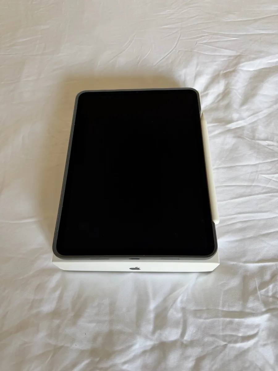 11-inch iPad Pro 128GB + Logitech Keyboard - Image 1