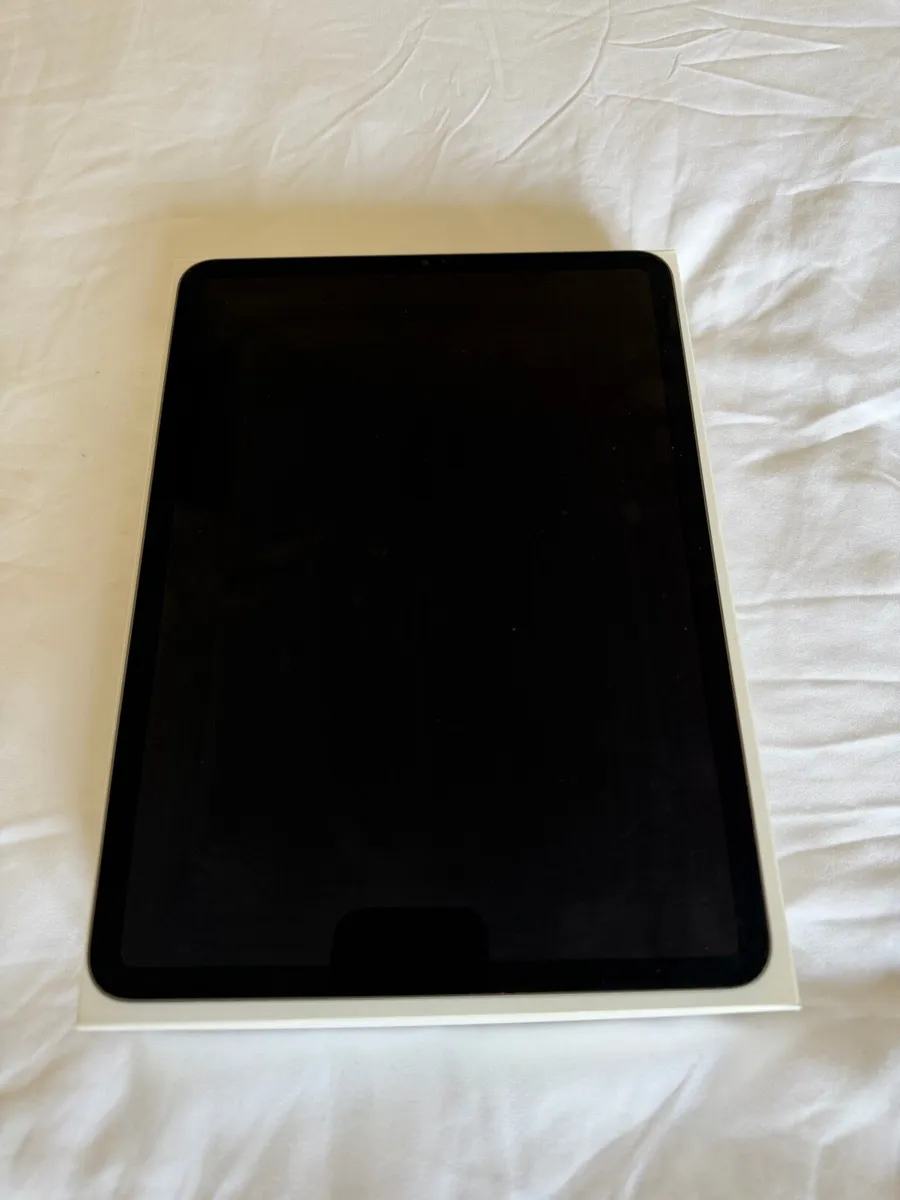 11-inch iPad Pro 128GB + Logitech Keyboard - Image 2