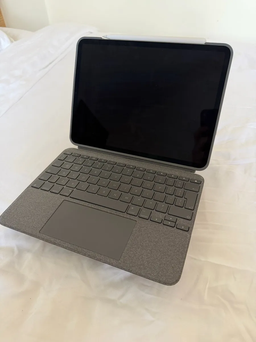 11-inch iPad Pro 128GB + Logitech Keyboard - Image 4