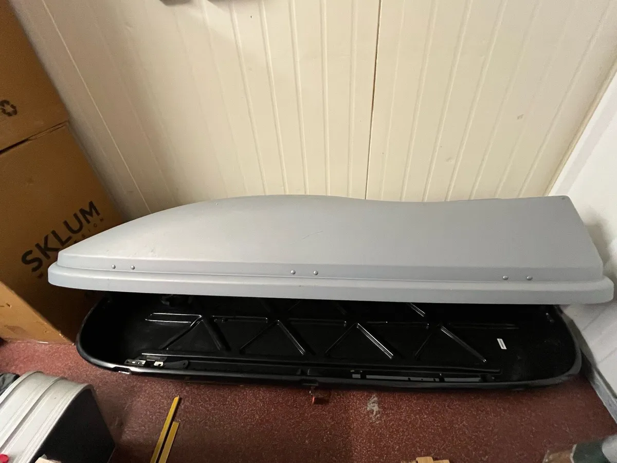 Roof box - Image 1