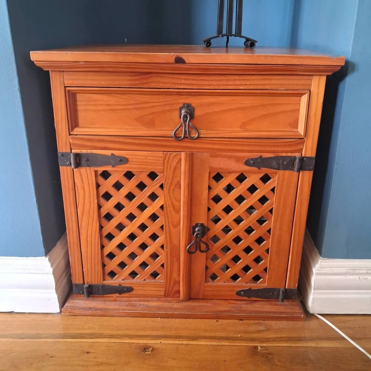 Side table / locker - Image 1