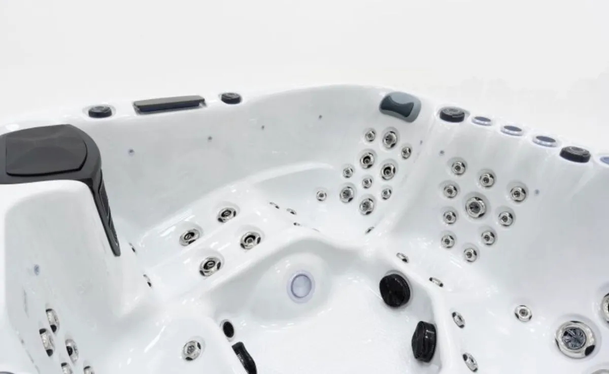 Free Fast Delivery - Ruby Pro Hot Tub - Image 1