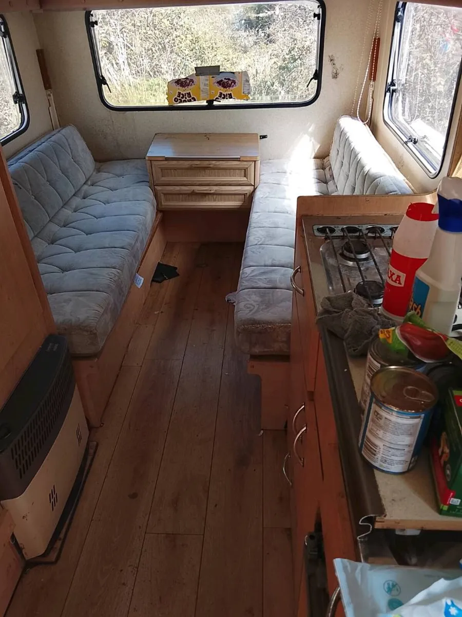 2 caravans - Image 1