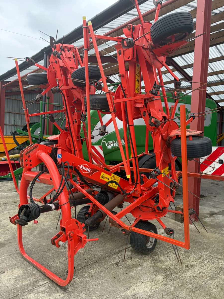 Kuhn GF8702 8 rotor tedder - Image 1