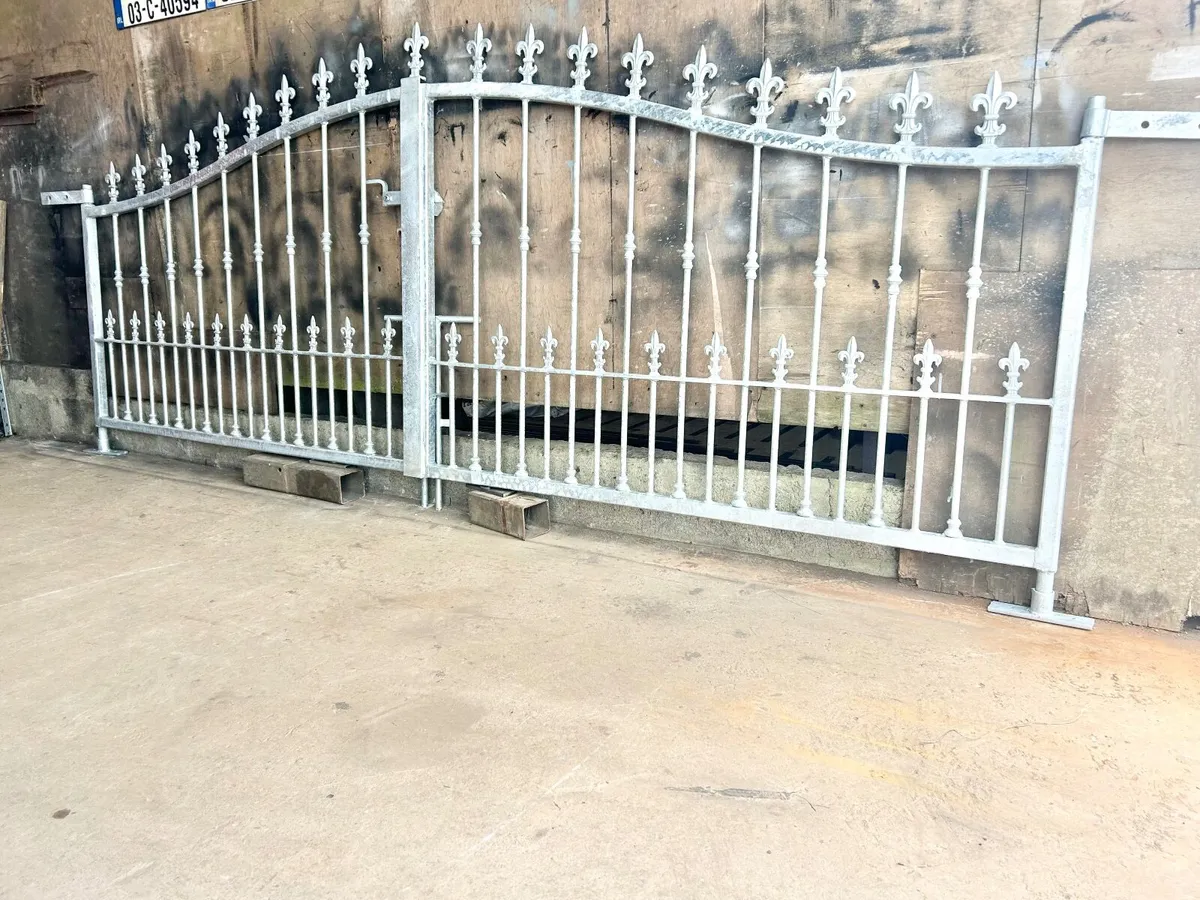 ENTRANCE GATES - Image 1