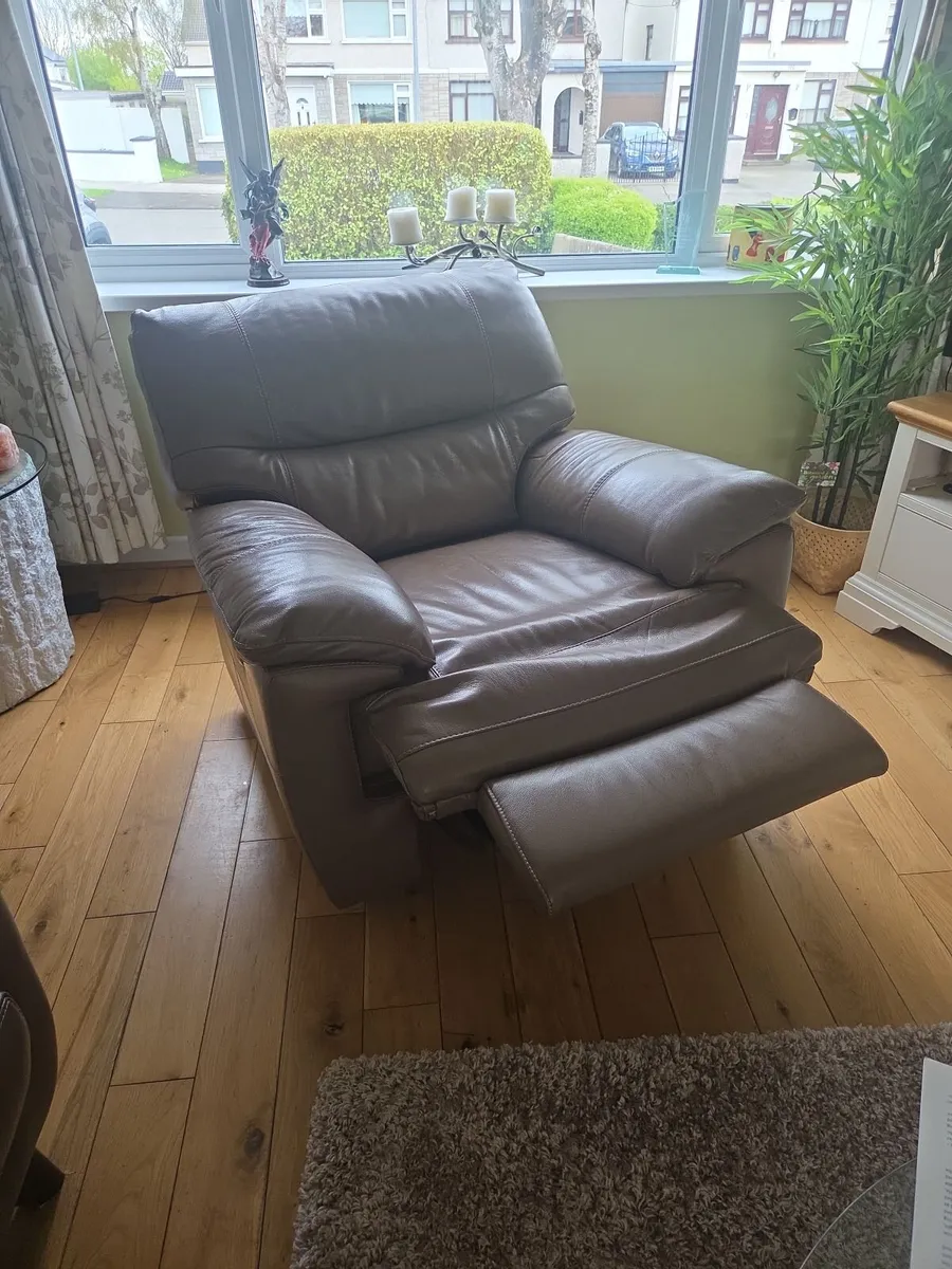 Leather Sofa and two recliner armchairs - Image 2