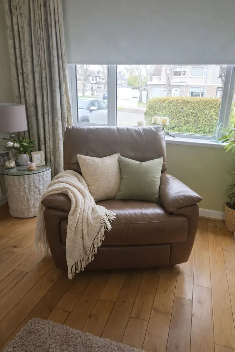 Leather Sofa and two recliner armchairs - Image 4