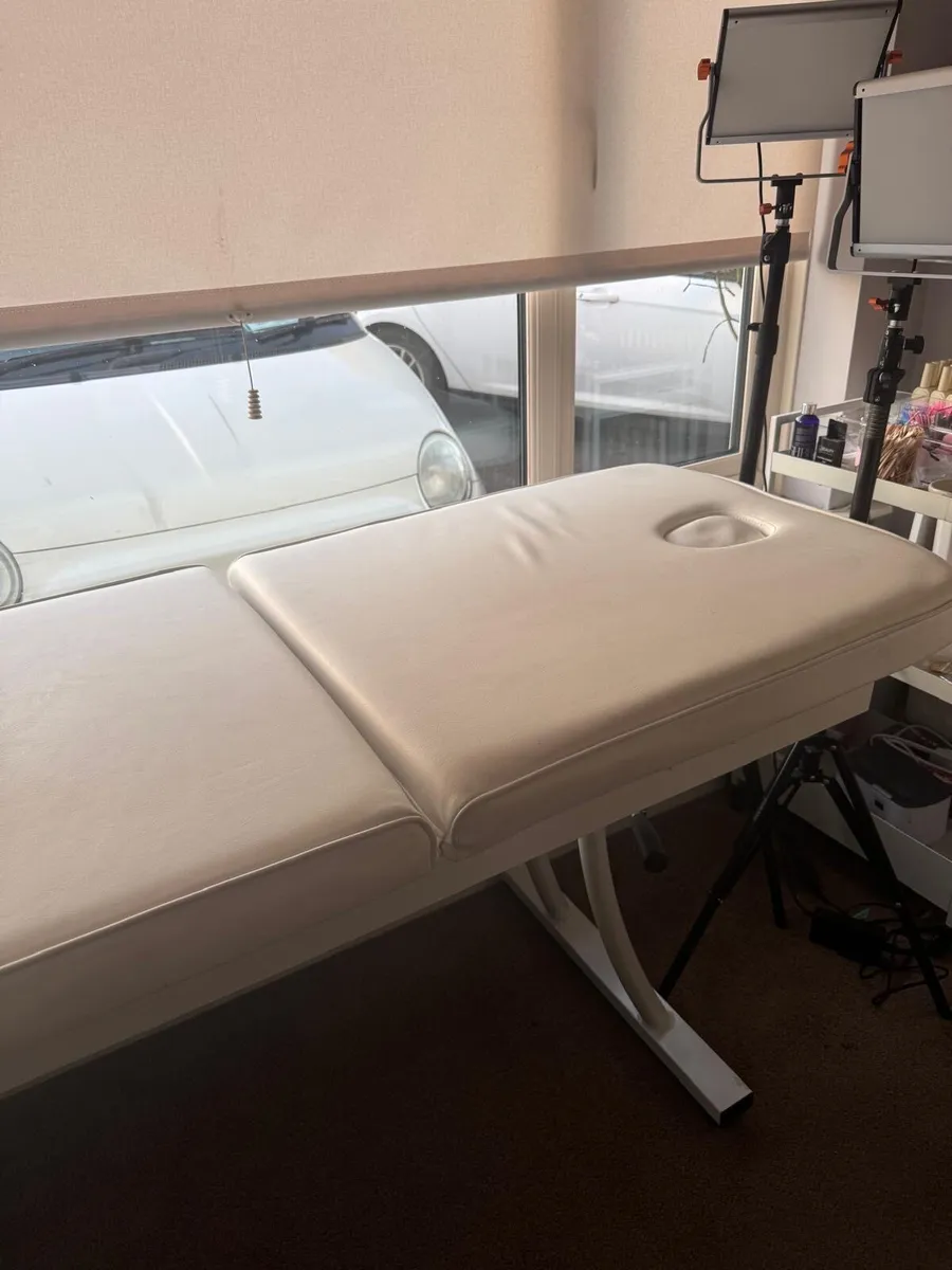 Beauty bed / massage bed - Image 1