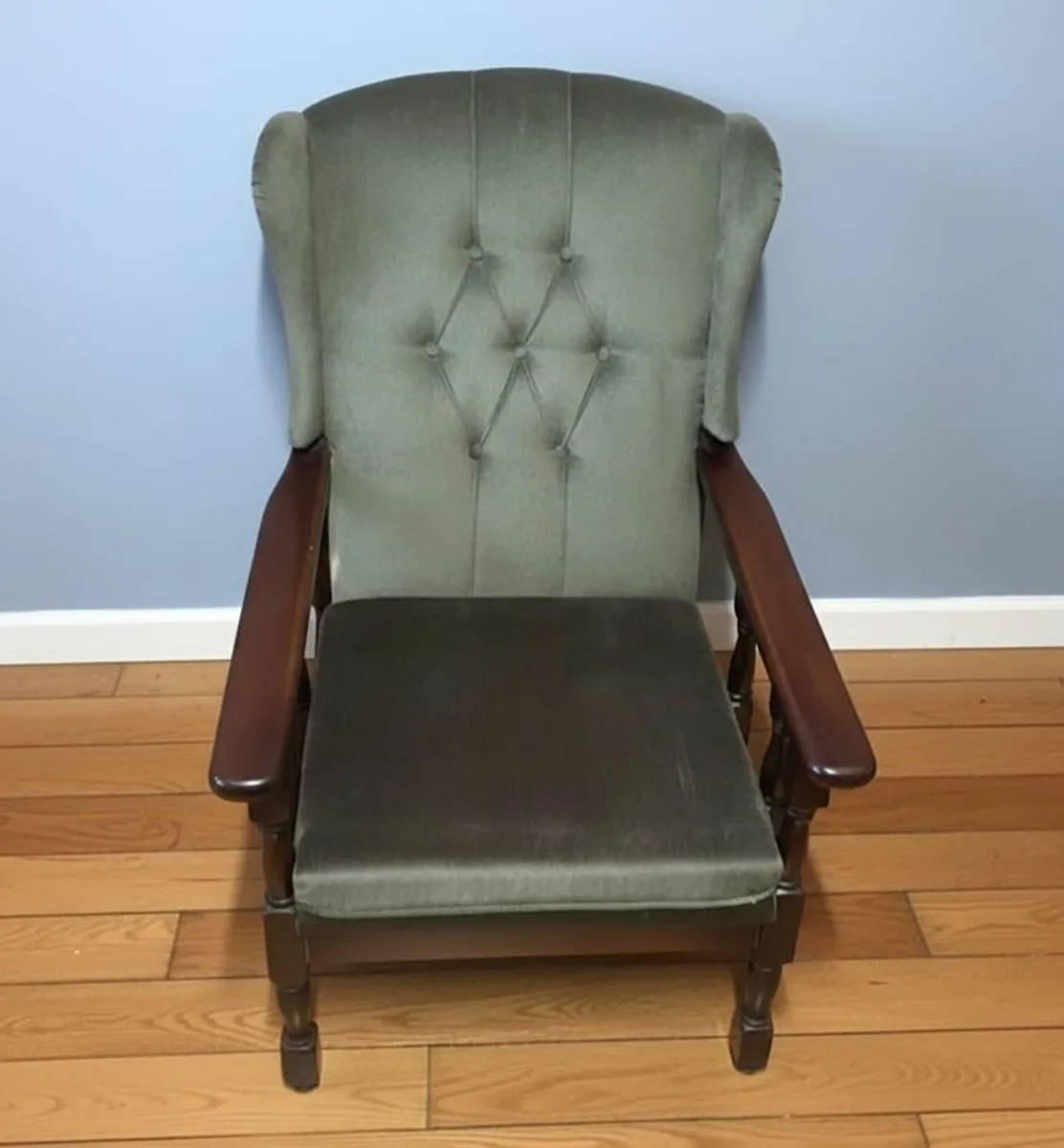 Stylish Grey Tufted High-Back Armchair - Image 2