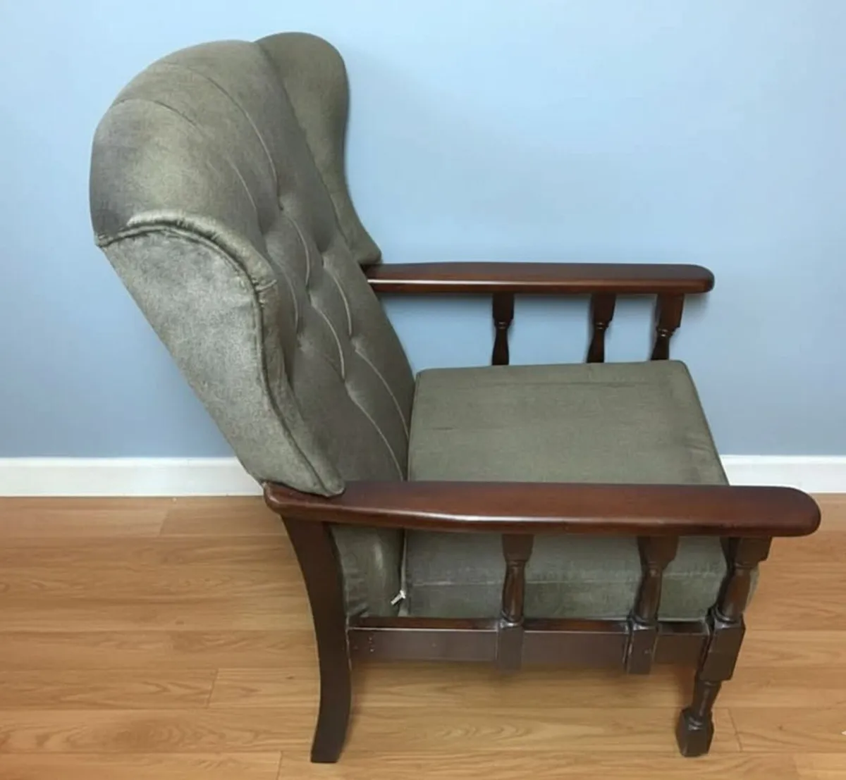 Stylish Grey Tufted High-Back Armchair - Image 4