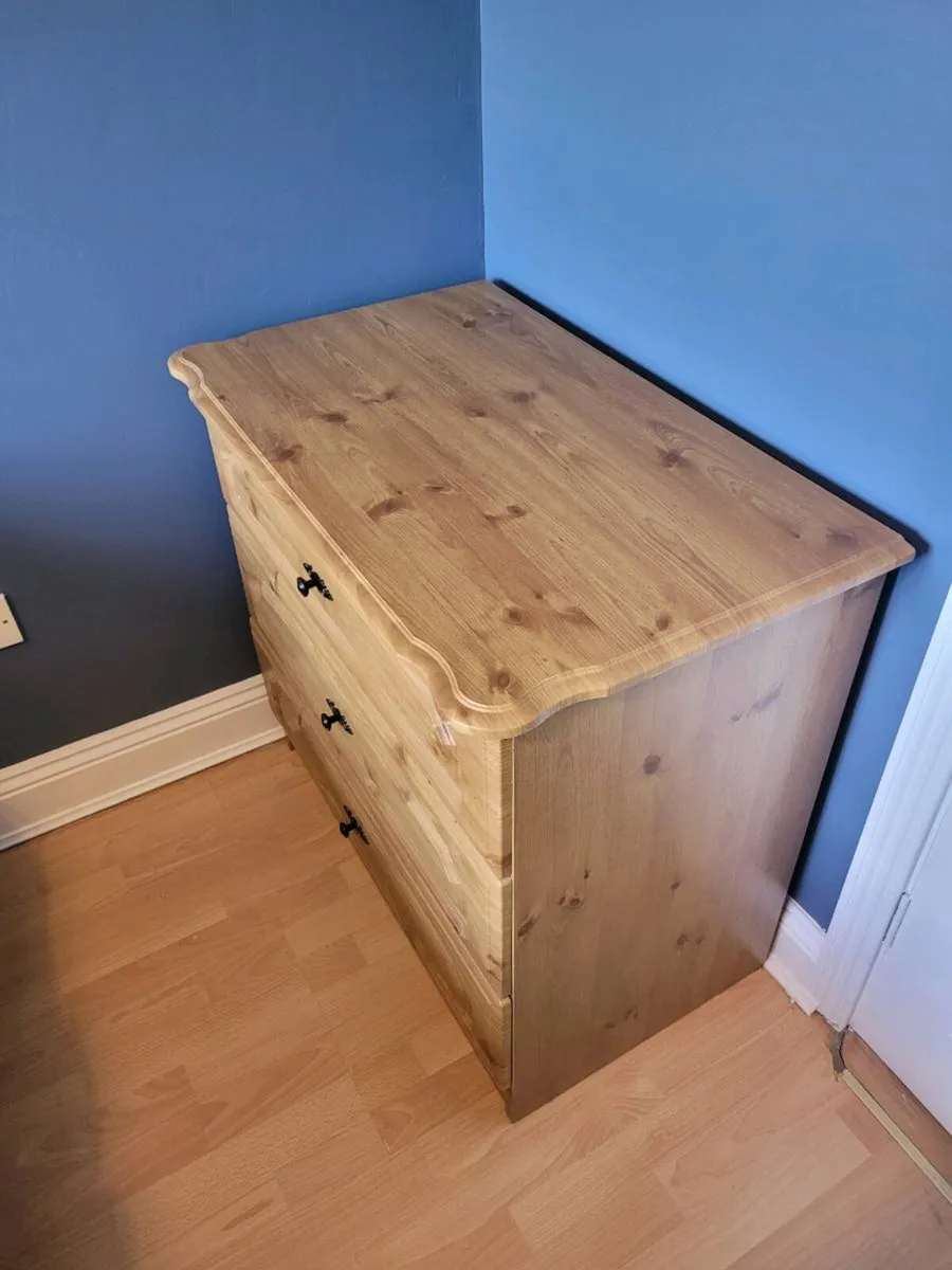 Chest of Drawers & Bedside Lockers x5 - Image 1