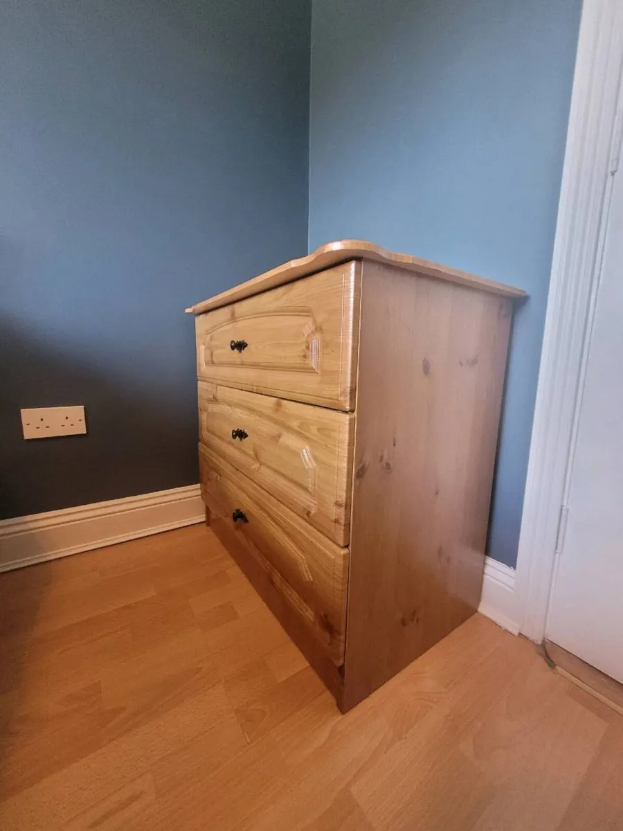 Chest of Drawers & Bedside Lockers x5 - Image 2