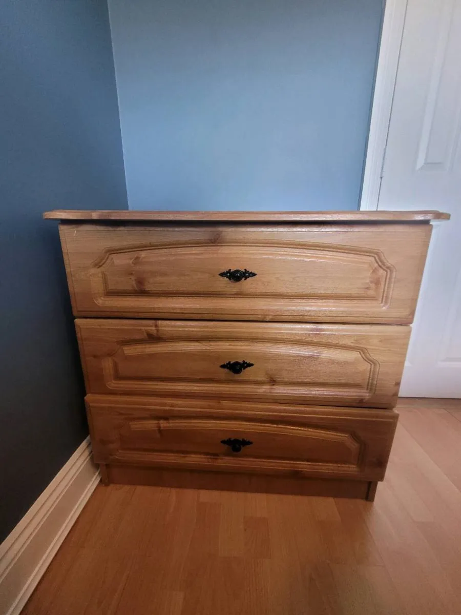 Chest of Drawers & Bedside Lockers x5 - Image 3