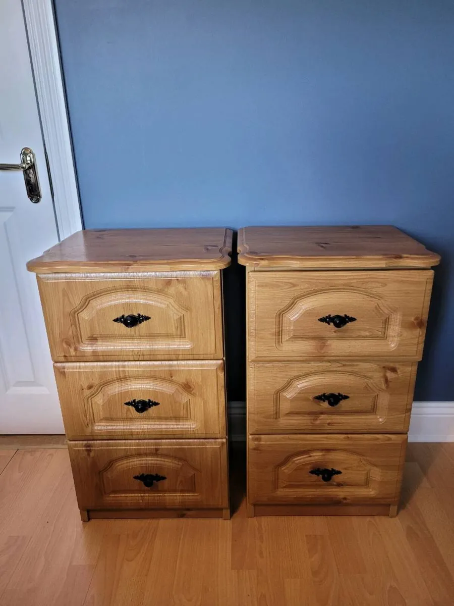 Chest of Drawers & Bedside Lockers x5 - Image 4