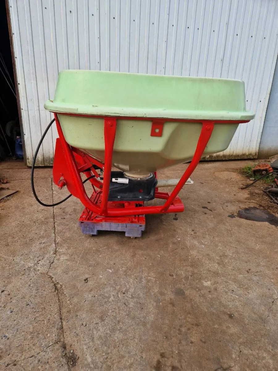 Fertiliser spreader - Image 1
