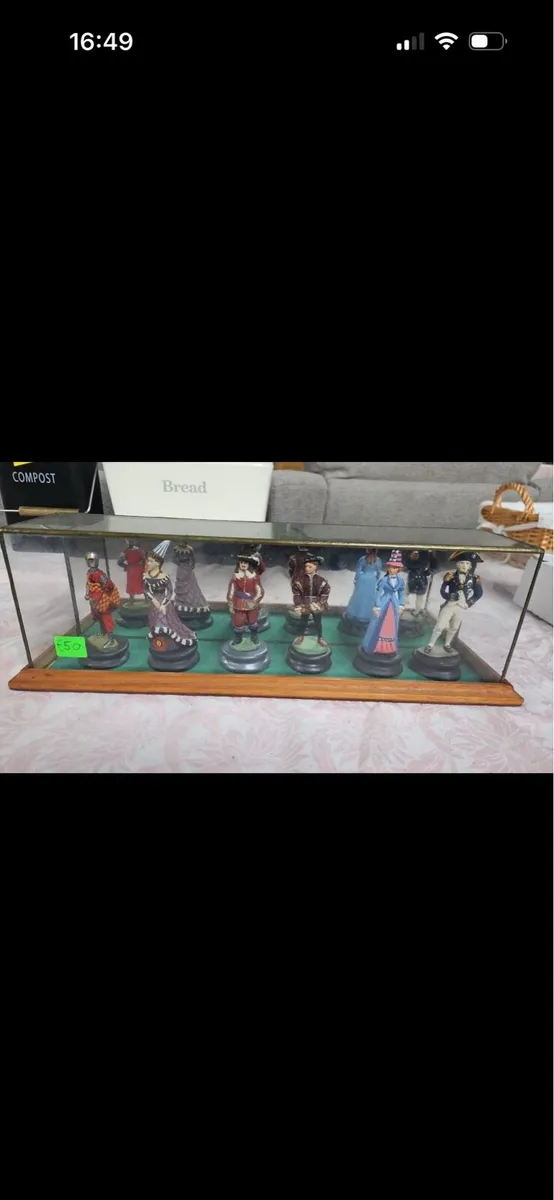 Figures in glass case - Image 1