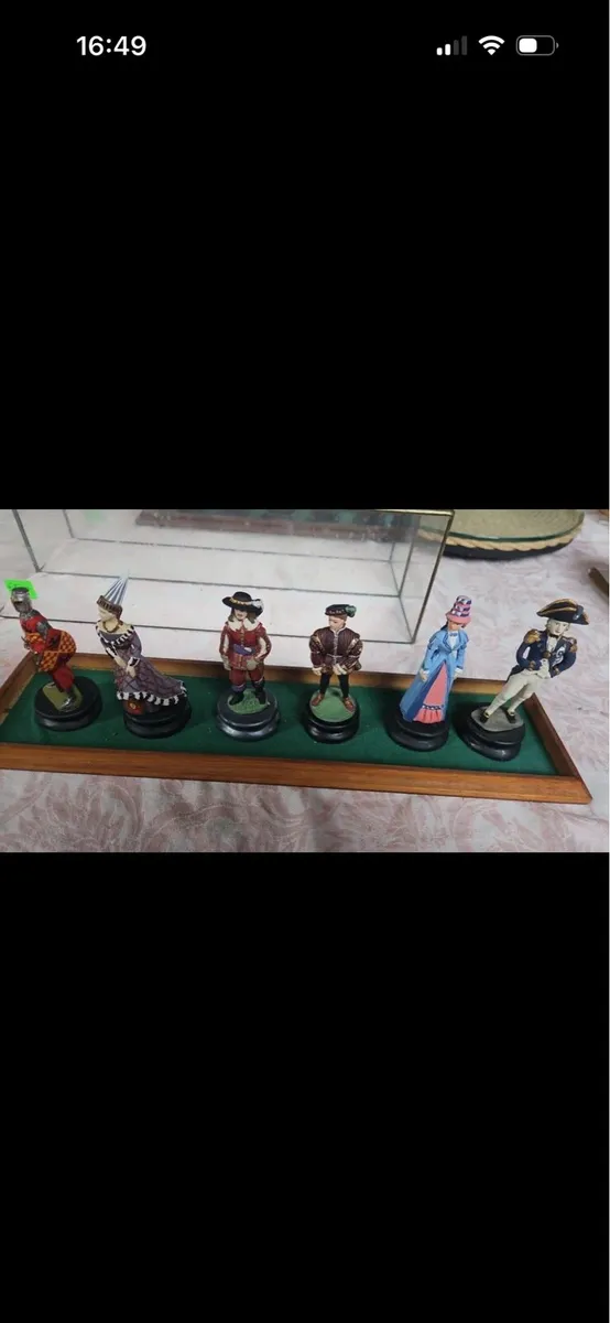 Figures in glass case - Image 2