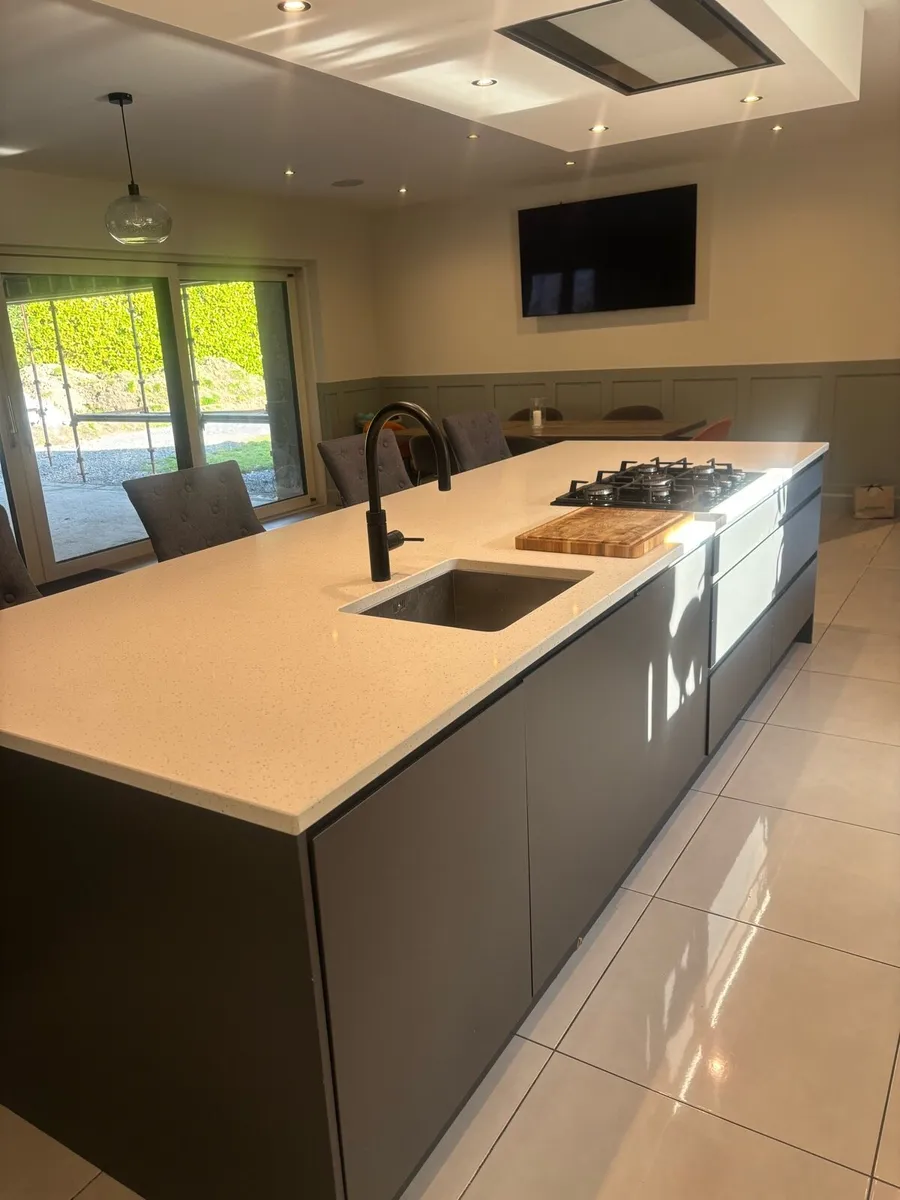 Large Kitchen - Image 4