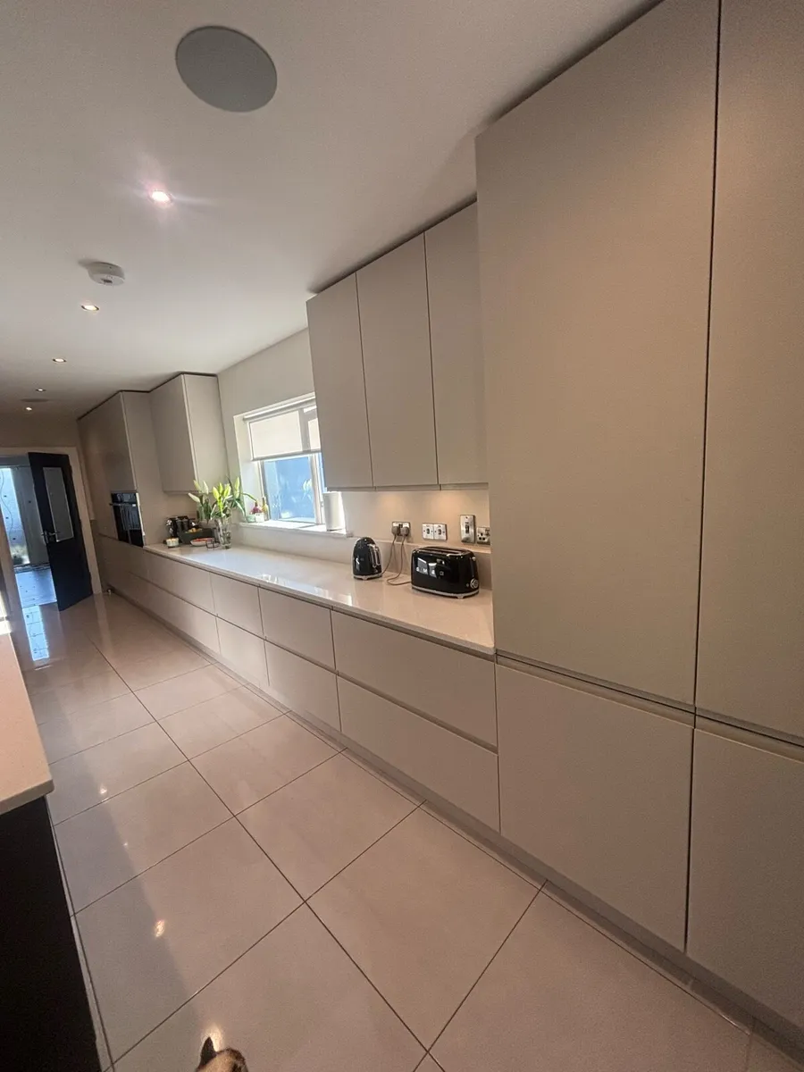 Large Kitchen - Image 2