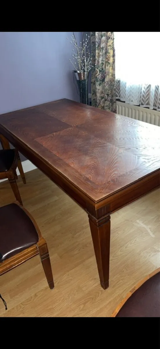 Table and chairs - Image 1