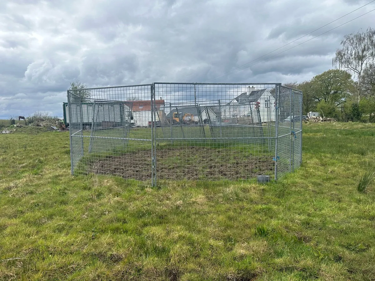 Clayton round turnout pen - Image 1